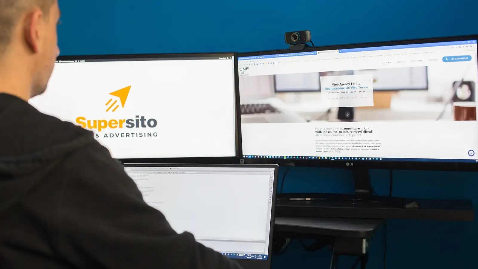 Un web designer di OneBit al lavoro su un sito web professionale