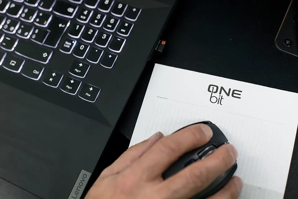 Postazione di lavoro OneBit con blocco note e logo